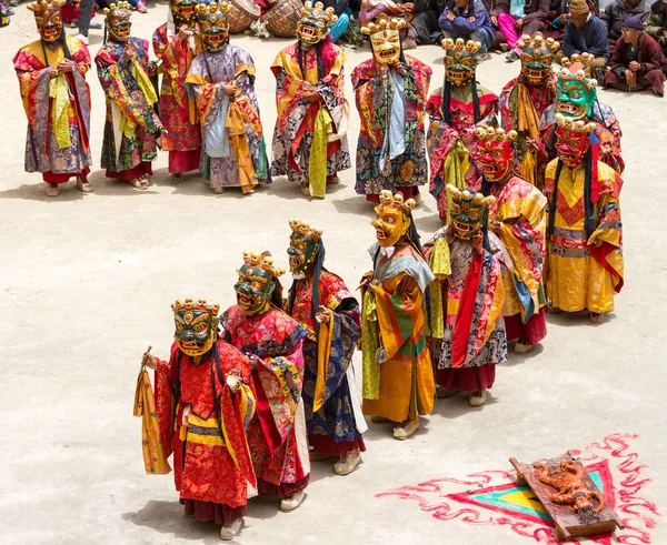 Lamayuru, Hindistan - 17 Haziran 2012: tanımlanamayan rahipler Lamayuru Manastırı, Hindistan Tibet Budizmi geleneksel Cham dans Festivali'nde sembolik kurban etrafında bir dini maskeli ve kostümlü gizem dans gerçekleştirmek.