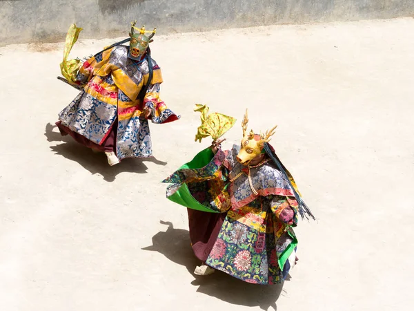 Kimliği belirsiz rahipler geyik maskeleri de gerçekleştirmek maskeli bir dini ve 