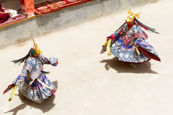 Kimliği belirsiz rahipler geyik maskeleri de gerçekleştirmek maskeli bir dini ve 