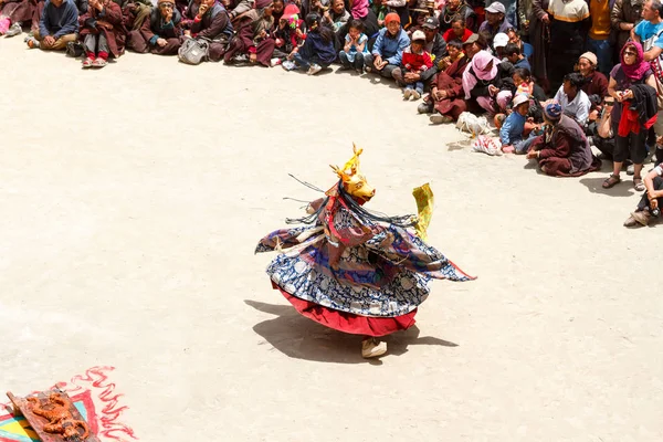 Unbekannter Mönch in Hirschmaske führt einen religiösen Mysterientanz des tibetischen Buddhismus rund um das symbolische Opfer beim traditionellen Cham-Tanzfestival auf — Stockfoto