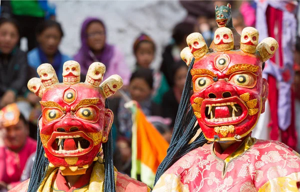Oidentifierade munkar utföra en religiös maskerade och utklädda mysterium Dans tibetanska buddhismen under Cham dansfestival — Stockfoto