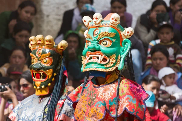 Monk Tibet Budizmi dini maske dansı gerçekleştirir