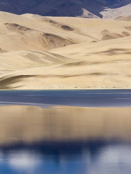 Tso Moriri montaña lago panorama con montañas y cielo azul re — Foto de Stock