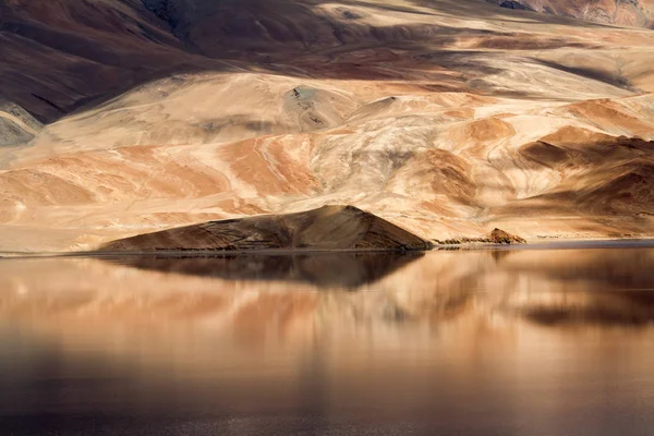 Tso Moriri mountain lake with fantastic mountains background and — Stock Photo, Image