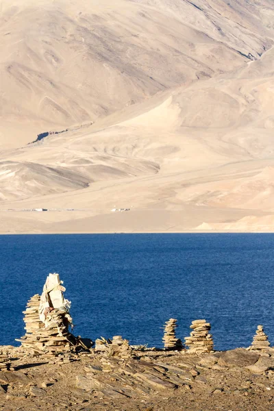 Petits stupas bouddhistes, recueillis sous la forme d'une pile de pierres zen dans le lac Tso Moriri — Photo