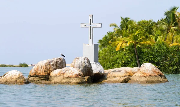 Христианский Крест Маленьком Острове Захолустье Керала Индия — стоковое фото