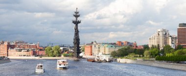 Moskova'nın merkezi bölgelerinden biri Panoraması: Moskova Nehri, zevk tekneler ve Peter büyük, Kırım setin heykeli ve 