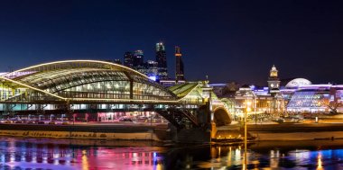 Gece kış panorama Moskova Nehri'ne set of: yaya köprüsü Bogdan Khmelnitsky, Kiyevskaya tren istasyonu, Moskova-City, Redisson Slavyanskaya hotel, 
