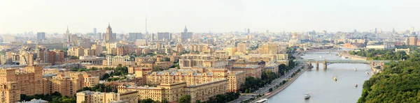 Centro de Moscou vista panorâmica de cima, Rio de Moscou, pontes, Catedral de Cristo Salvador, Monumento a Pedro I, barcos de recreio — Fotografia de Stock