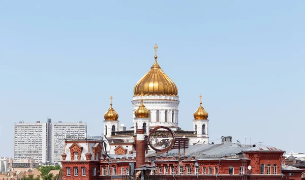 21、 20、 19 世纪栋房子上新阿尔巴特和糖果制造商"红十月"（红色十月）-符号的莫斯科基督救世主大教堂 — 图库照片
