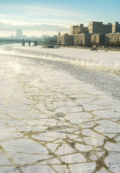 Panorama do congelado, coberto com gelo floes Rio de Moscou e Frunze Embankment, no fundo o Ministério da Defesa e a ponte de Pushkin, foto iluminada para trás no dia ensolarado frio do inverno — Fotografia de Stock