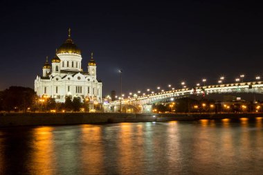 Moskova Mesih İsa Katedrali, Moskova Nehri, Patriarshy köprü ve setin içinde ışıklar aydınlatma renkli gökyüzü arka plan üzerinde akşam gece görünümü