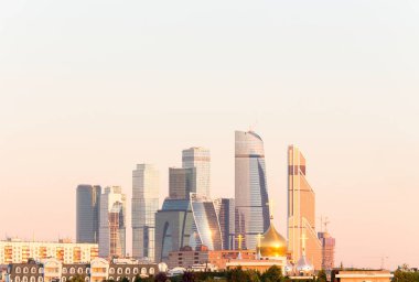 Moskova Uluslararası iş merkezi Panoraması gökyüzünün bulutsuz gündoğumu sabahın erken saatlerinde, renkli gradyan arka plan üzerinde. Görünüm (Moskova, Rusya yukarıda)