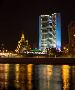 Eski ev Konseyi karşılıklı ekonomik Yardımlaşma (Yardımlaşma) ünlüsü Stalin skyscaper Moskova'da arka planda gece ile için. Renkli aydınlatma ve blurre yansımalar
