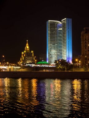 Eski ev Konseyi karşılıklı ekonomik Yardımlaşma (Yardımlaşma) ünlüsü Stalin skyscaper Moskova'da arka planda gece ile için. Renkli aydınlatma ve nehir yansımalar