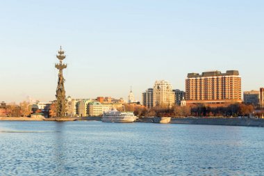 Moskova'nın merkezi bölgelerinden biri panoraması: Moskova Nehri, zevk tekne ve Peter büyük, Kırım setin heykeli ve 
