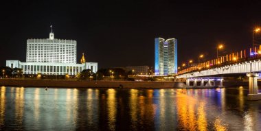 Rus beyaz (Rusya Federasyonu hükümeti evi) ve karşılıklı ekonomik Yardımlaşma (Yardımlaşma) Moskova geceleri için Konseyi eski evi. Renkli aydınlatma ve nehir yansımalar