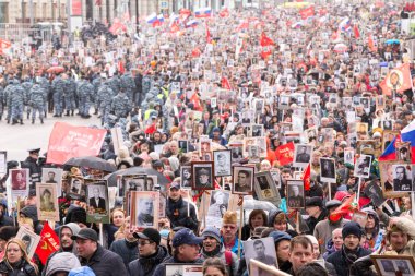 Moskova, Rusya - 9 Mayıs 2017: Ölümsüz alayın geçit töreninde Zafer Bayramı - bin-in insanlar kızıl meydan ve Kremlin doğru Tverskaya Caddesi boyunca Dünya Savaşı iki katılımcıların anısına yürüyüş