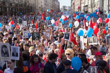 Moskova, Rusya - 9 Mayıs 2018: Daha önce ölümsüz alay alay başlangıç Zafer Bayramı - Dünya Savaşı iki katılımcıların anısına Kızıl Meydan ve Kremlin doğru yürüyen insanlar binlerce