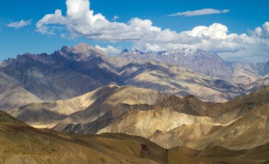 Lamayuru ay ülkesi - Güneşli bir yaz gününde Himalayalar 'daki Lamayuru (Ladakh, Hindistan) manastırı yakınlarında Leh-Kargil rotasının bir kesiminde Picturesque cansız dağ manzarası. Dik yamaçlar, geçilemez kayaların aşınması, nar