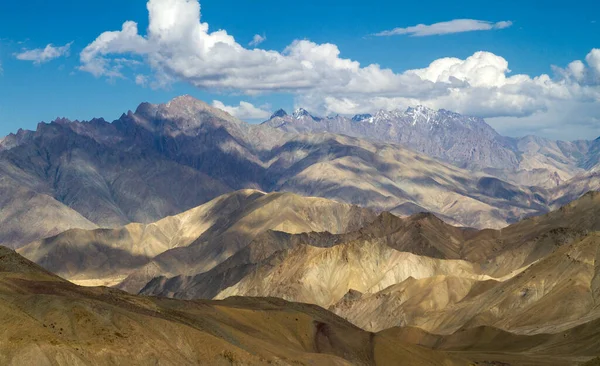 ラマユル ムーンランド 晴れた夏の日に仏教の修道院ラマユル ラダック インド の近くにあるヒマラヤのLeh Kargilルートのセクションにある絵のようなライフレスの山の風景 急な斜面 通行できない岩の浸食 — ストック写真