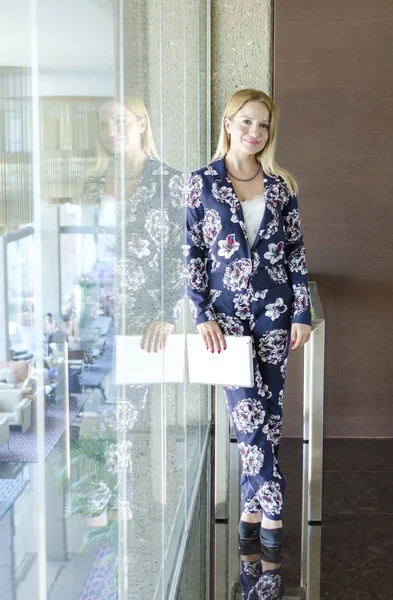 bir tablet holding iş kadını