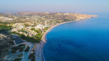 Hava kuş bakışı, Pissouri bay, Limasol ve Baf Kıbrıs arasında bir köy yerleşmesi. Panoramik manzaralı sahil, beach hotel, resort, tepeler, düz ve yukarıdan bina gelişmeler.
