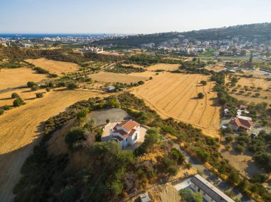 Kıbrıs Rum Kesimi 'nin Germasogia belediyesindeki Saint George şapelinin (parekklisi Agiou Georgiou) havadan kuş bakışı görüntüsü. Hıristiyan bir Yunan Ortodoks Kilisesi.