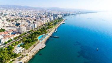 Kıbrıs Limasol sahil kent merkezinde hava görünümünü Molos Promenade Park. Kuş bakışı jetties, sahil yürüyüş yolu, palmiye ağaçları, Akdeniz, iskeleler, kayalar, şehir manzarası ve port yukarıdan.