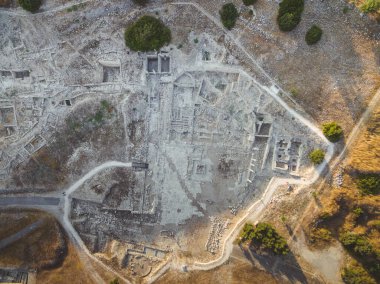 Kıbrıs Rum Kesimi 'nin Limasol kentindeki Agios Tychonas antik Roma arkeoloji sahasındaki Amathounta harabeleri ve sütunlarının havadan görünüşü. Amathus kraliyet şehri Akdeniz 'in yukarısından.