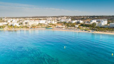 Pantachou 'nun havadan kuş bakışı görüntüsü - Limanaki plajı (Kaliva), Ayia Napa, Famagusta, Kıbrıs. Yaz tatillerinde Agia Napa 'da altın kumu, küçük limanı, güneşli yatakları, deniz bar restoranları olan turistik bölge..