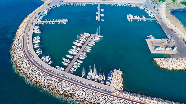 塞浦路斯拉纳卡Zygi渔村港口的空中鸟瞰 渔船停泊在港口 停泊在利马索尔附近的游艇和空中 — 图库照片