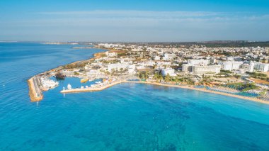 Pantachou 'nun havadan kuş bakışı görüntüsü - Limanaki plajı (Kaliva), Ayia Napa, Famagusta, Kıbrıs. Yaz tatillerinde Agia Napa 'da altın kumu, küçük limanı, güneşli yatakları, deniz bar restoranları olan turistik bölge..