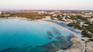 Landa plajı, Ayia Napa, Famagusta, Kıbrıs 'ın havadan kuş bakışı görüntüsü. Gündoğumunda turistlerin uğrak yeri altın kumsaldır. Güneş yatakları, Makronissos ve Agia Napa arasında deniz restoranları vardır. Yaz tatillerinde yukarıdan..