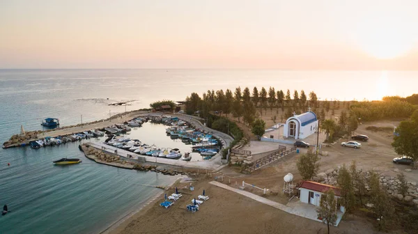 Flygfågelperspektiv Kustlinjen Solnedgång Landmärke Vittvättade Kapellet Agia Triada Stranden Protaras — Stockfoto