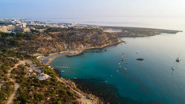 在塞浦路斯法马古斯塔帕利尼的Cavo Greco Protaras 空中鸟瞰Konnos海滩 这个著名的旅游胜地是金黄色的科诺斯湾 有小船 日光浴床 水上运动 暑假在海里游泳的人们 — 图库照片