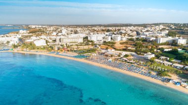 Pantachou 'nun havadan kuş bakışı görüntüsü - Limanaki plajı (Kaliva), Ayia Napa, Famagusta, Kıbrıs. Yaz tatillerinde Agia Napa 'da altın kumu, küçük limanı, güneşli yatakları, deniz bar restoranları olan turistik bölge..