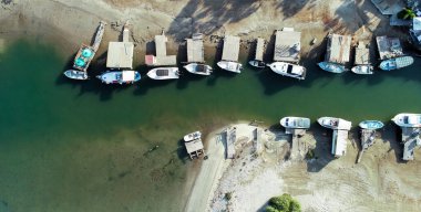 Liopetri Nehri 'nin (potamos Liopetriou), Kıbrıs Rum Kesimi' nin havadan kuş bakışı görüntüsü. Turistik bir balıkçı kasabası. Kokkinochoria, Ammochostos kıyılarına demirlemiş renkli tekneleri olan doğal fiyort..