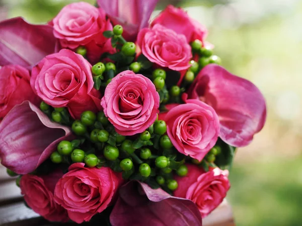 Bouquet da sposa e fiori — Foto Stock