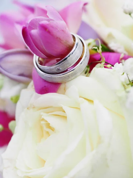 Bouquet da sposa e fiori — Foto Stock