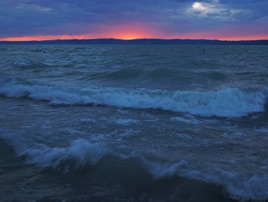 günbatımı yakınındaki Macaristan Siofok Balaton Gölü üzerinde