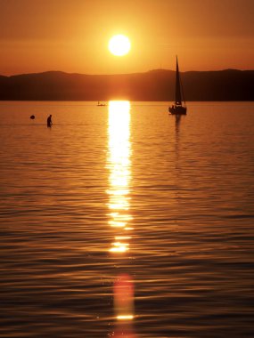 günbatımı yakınındaki Macaristan Siofok Balaton Gölü üzerinde