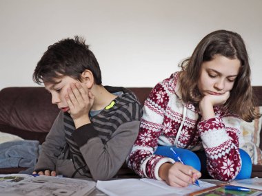 Coronavirüs salgınları sırasında çocuklar için ev eğitimi ve eğlence