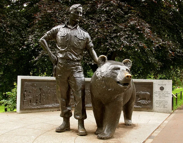 Asker ve ayı Wojtek.