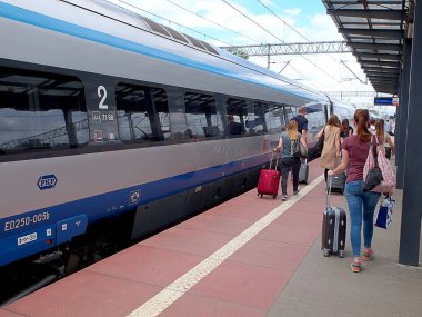 Tren yolcu ve Pendolino. Gdynia, Polonya - 11 Haziran 2017 yolcu almak modern Pendolino tren Gdynia merkez tren istasyonu platformu.