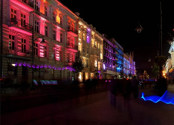 Gece sokağın çekicilik. Lodz, Polonya - 29 Eylül 2017 fantastik ışıkla aydınlatılmış Piotrkowska sokak Lodz 2017 ışık Sanat Festivali sırasında evler