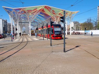 Centrum Stop'tan tramvay. Lodz, Polonya - 14 Nisan 2018 A modern şehir tramvay, Lodz çatılı Merkezi durağındaki başlamaktadır.