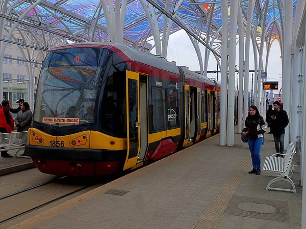 Tramvay Lodz. Lodz, Polonya - 07 Nisan 2018 A modern şehir tramvay ve otobüs durağı Lodz Merkezi insanları.