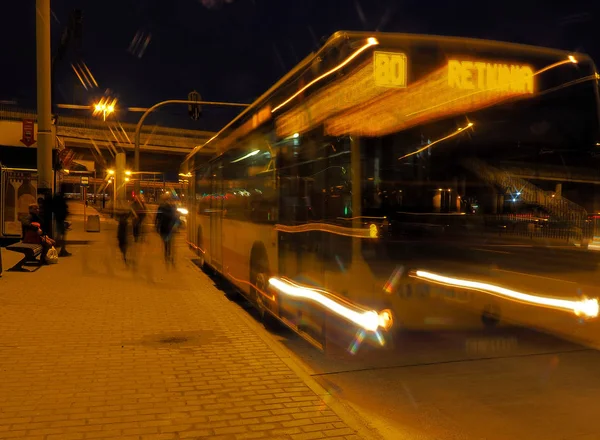 城市光谱 波兰罗兹 2020年2月25日在前往罗兹的巴士站的途中 一辆城市公共汽车上醒目地模糊了题词 — 图库照片
