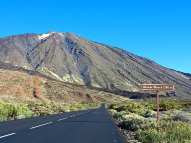 Kanada Blanca yolu. Tenerife, İspanya - 23 Mart 2018 İspanya 'da Teberyfa adasındaki Kanada Blanca Dağı' nın yanındaki yol güzergahı.